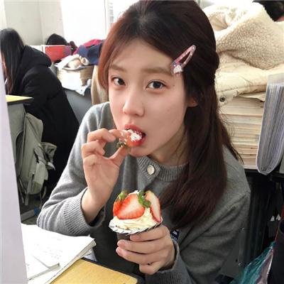 穿风信子蓝的少女